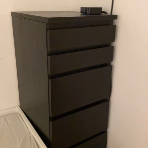 Hög byrå - Hög: 1,20cm        Bred: 40x49       Pris: 500kr           