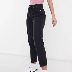 high waist balloon leg, från monki, strlk 29 - Svarta mom jeans från monki, taiki strlk 29, sitter bra på mig som är ungefär en m/s. köparen står för frakten (66kr), betalning sker genom swish. kan mötas upp i Hudiksvall. skriv för fler bilder på byxorna. bud från 150!!