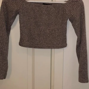 Ribbad of shulder crop top - Grå ribbad of shulder crop top st S använd 1 gång