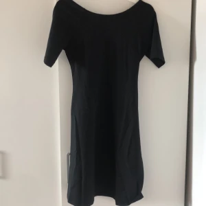 Klänning från Zara - 6% elast 23% viscose 71% polyester 