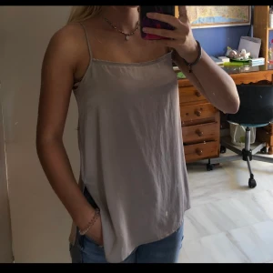 Weekday linne - Linne från Weekday. Siden likande material. Bra skick! Strl XS💕 Nypris: ca 400 kr