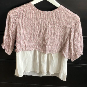 Zara blus  - Superfin blus från zara med dragkedja baktill. Transparent tyg nertill. Frakt ingår 💕