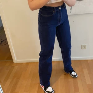 Mörkblå jeans✌🏻 - Säljer dessa mörkblåa jeans från Zara eftersom de inte kommer till användning, använda max 5 gånger 💕 De är super sköna och passar mig perfekt som är 170cm! Vid frågor eller intresse hör av er ✌🏻
