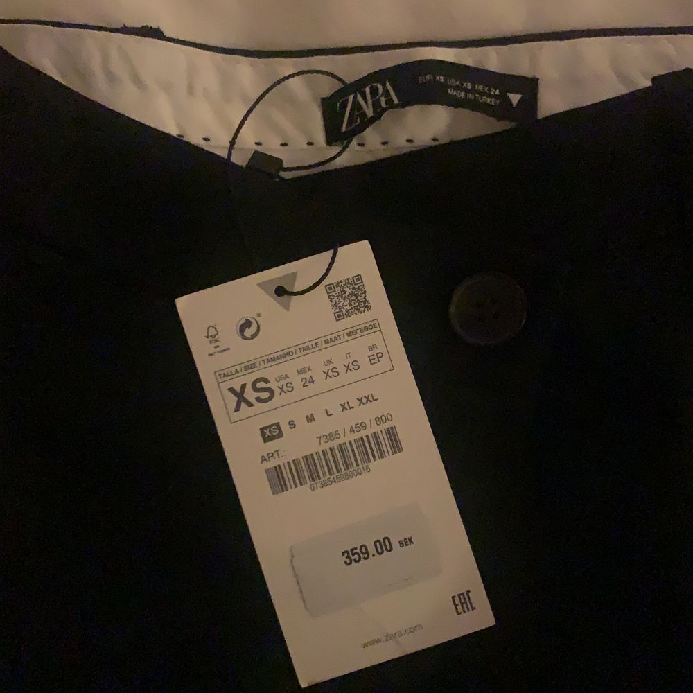 FULL LENGTH ASYMMETRIC TROUSERS Säljer helt nya och slutsålda kostymbyxor från ZARA som är köpta för 360 kr. Säljer dem pga dem är för långa och för stora för mig som är 158 cm lång. Dem är i minsta storleken, XS, men skulle nog säga att dem är S. Vid mycket intresse så blir det bud . kom privat om fler bilder eller frågor ❣️ ✨FRAKT TILLKOMMER PÅ 66 KR✨. Jeans & Byxor.