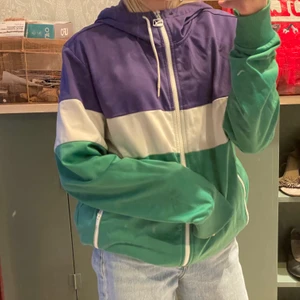 Zip up jacka strl S - Denna jättesnygga puma zip up ”jackan”💗Bra till nu till våren! Hyfsat bra skick men lite sliten nån stans, men inget man tänker på❤️Kontakta för intresse