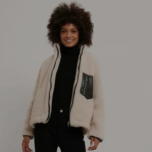 Teddy jacka - Felfri och knappt använd! Köpt från nakd i höstas för 599 kr. Möts upp i stockholm 💕🧚‍♀️