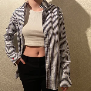 Ralph Lauren skjorta - Helt oanvänd skjorta från Ralph Lauren. Passar perfekt nu till våren och sommaren! I storlek 6, vilket motsvarar S. Köparen står för frakten🤩