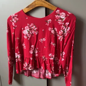Blommig blus - Blommig blus. Tunnt material. Storlek xs ca