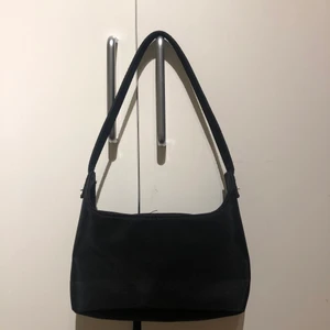 Axelremsväska - Superfin svart axelremsväska i jättebra skick! Superfin☺️  80 kr eller högst bud, frakt betalas av köparen 