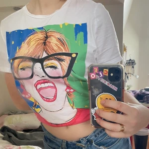 Cool T-shirt  - Säljer denna coola T-shirt med färgglatt tryck. Använt Max 2 gånger, säljer då jag har flera liknande. Säljer för 100 men blir billigare vid snabb affär