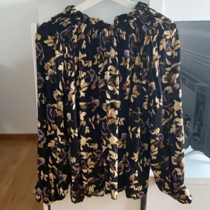 Blus från Carin Wester  - Inköpt i december 2020. Aldrig använd. Nypris 399 kr