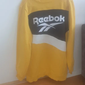 Reebok💙 - Säljer denna!✌finna Reebok hoddie,super sjön att ha och väldigt finna färger jätte bra material.Orginala priset för den här hoddie var 500kr och säljer för 186kr.+ frakten som är 172kr 💖köparen står för frakten💖