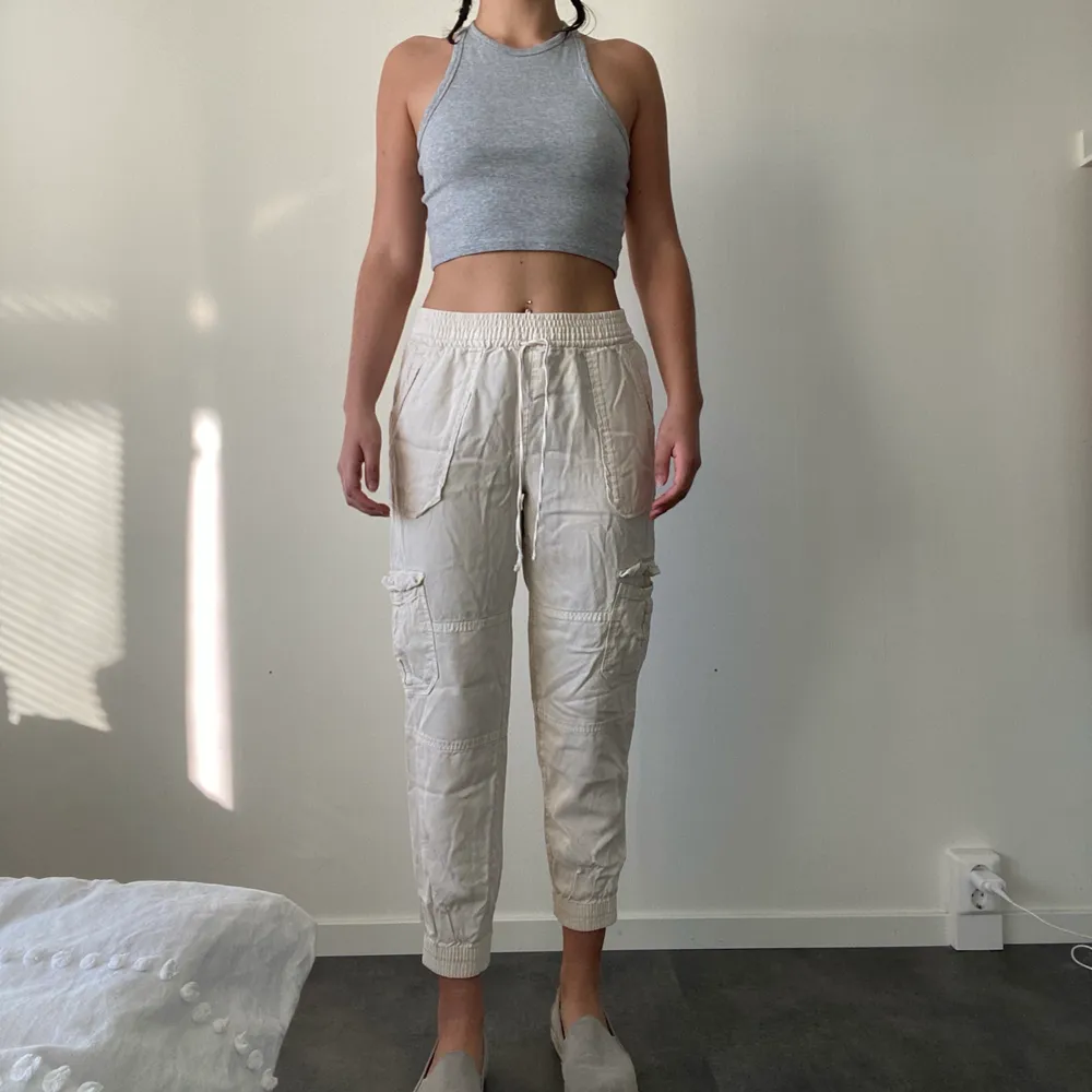 I‘m selling these pants from H&M. They’re a sand/ beige and super comfy. The material is cotton but kind of feels like linen. It is not seee through. They’re too big on me but all on all they’re cute pants and new. I’ve never worn them. SALE IS ONLY UNTIL 10. JUNE!!. Jeans & Byxor.