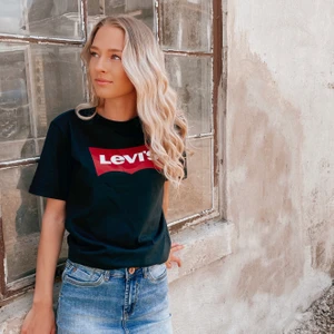 Levis t-shirt  - Säljer en svart Levis t-shirt i storlek 164 cm, nyskick, 100 kr + frakt 