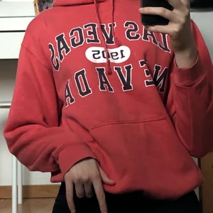 rosa huddie BEYOND RETRO - Jättefin rosa huddie ifrån beyond retro! Är använd få gånger så är i jättefint skick, säljer för att jag inte använder den längre. säljer för 110kr + frakt :)