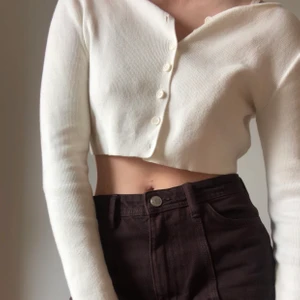 Brandy Melville  - En kofta från brandy Melville i ribbat material, den är lite tjockare och väldigt mjuk !😎 Använd fåtal gånger 