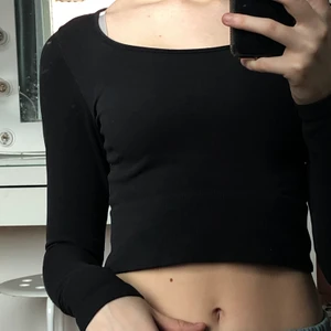 grå träningströja H&M - superskön och fin träningströja ifrån H&M. Endast använd ett fåtal gånger så är i jättefint skick, säljer pga köpte fel storlek. köptes för 150kr och säljs för 70kr + frakt :)