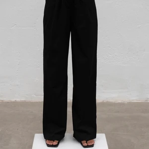 Adsgn byxor - BUDA I CHATTEN! Kostymbyxor från Alice Stenlöfs märke a-dsgn. Jag fick hem dem igår och har endast testat dem! Gillar tyvärr inte riktigt passformen på min kropp och tänkte därför göra en intressekoll här! Hör av dig om du är intresserad. 