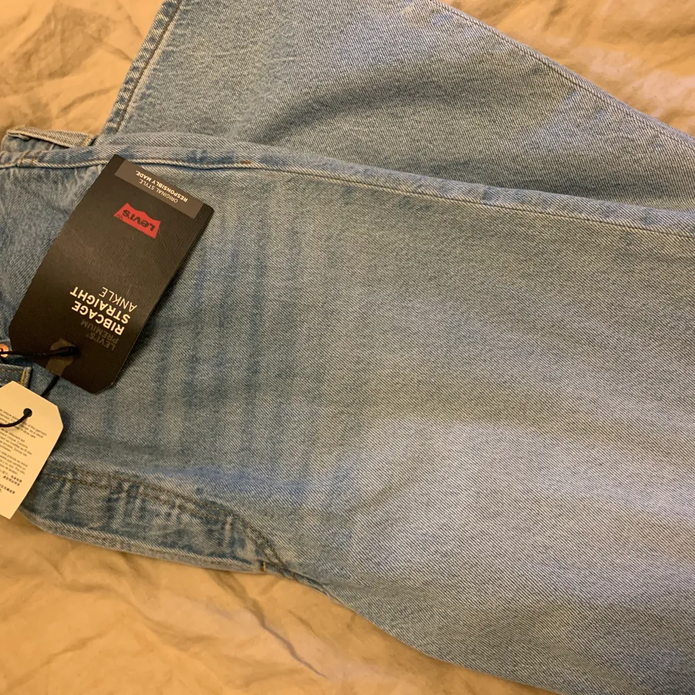 Ljusa raka jeans från Levis som är ankellånga (beroende på hur lång/kort man är). Nya med tagg kvar. Svinsnygga men passar inte mig så får åka vidare. . Jeans & Byxor.
