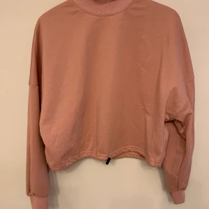 Shein, storlek m - Rensade garderoben och säljer det jag aldrig använder. Det är en rosa halvpolo sweatshirt, den är medellång. Man kan dra åt den i midjan. Jag är en small och den sitter oversized på mig. 
