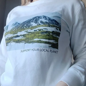 Vit sweatshirt  - Supersnygg vit sweatshirt i nyskick. Endast använd en gång. Storlek S m n är något oversized, passar även M. ✨ Köparen står för frakt på 66kr. 