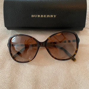 Burberry solglasögon - Nyskick, superfina! Original inköpta på synsam för 1598 kr men kvitto saknas tyvärr. Modell 0BE4197 300213 