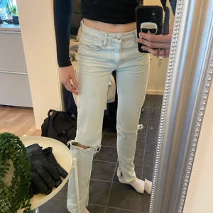 Lågmidjade/midwaist jeans från zara - Säljer dessa fast utan hål, jag har två par och visar dessa då de andra blivit för små för mig tyvärr😬 Om många är intresserade så buda i kommentarerna💓