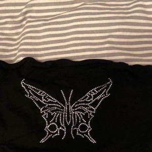 Topp - Bandeau top. Aldrig använd. Tyckte den satt liiiiite löst på mig. Så skulle ändå rekommendera den till någon med storlek M  eller C+ kupa men passar S också.