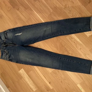 dr. denim jeans - mörkblåa supersnygga tajta jeans med slitningar som sitter som en smäck från dr. denim!! säljer pga för små för mig, älskade dom dock innan. bra kvalle