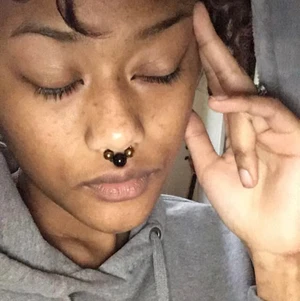 Fake septum - Gör custom septumpiercings, just denna har tre äkta hematiter! Hör av er för fler bilder. Priset är inte hugget i sten o piercingar spritas innan de skickas