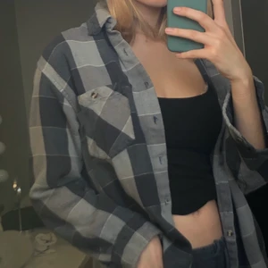 Flanellskjorta - Flanellskjorta köpt secondhand i storlek S/M , passar bra över linne