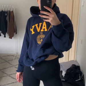 Vintage hoodie - Säljer min vintage hoodie storlek L men passar alla storlekar‼️kör en budgivning som startar på 300kr och avslutas nu i veckan!!! Budgivningen sker i kommentarerna🤍höj med minst 10kr✨🙏🏼