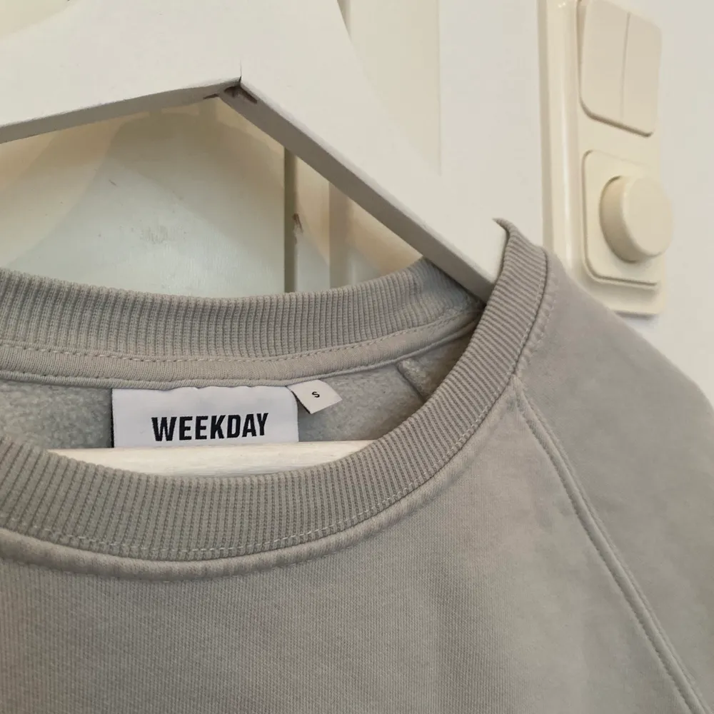 Säljer denna snygga sweatshirten från Weekday som tyvärr inte kommer till användning. Tröjor & Koftor.