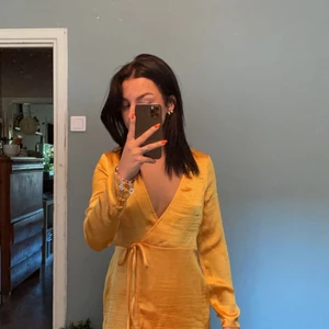 Klänning - Säljer denna jättefina klänning ifrån ASOS då den inte kommer till någon användning längre. (Det finns lite trådar på ryggen som möjligtvis kan gå att fixa)🥰  KÖPAREN STÅR FÖR FRAKTEN!!