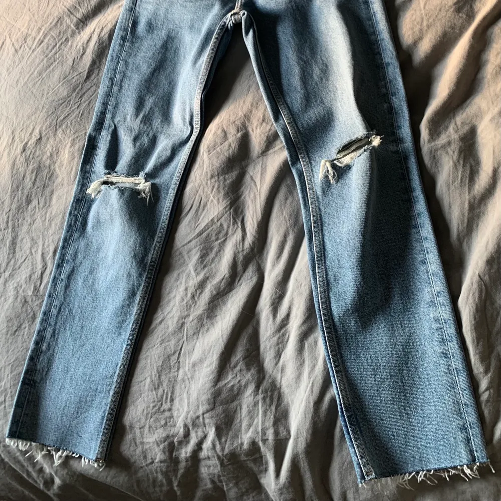 Säljer mina fina & sköna blåa Zara jeans, knappt använda och ser ut som nyskick💕storlek 34, vid frågor & funderingar skicka ett meddelande! De är för små för mig därför jag säljer de💘. Jeans & Byxor.