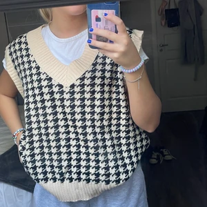 rutig väst - populär rutig väst, skitsnygg över en svart långärmad tröja😍 i storlek S, och endast använd 1 gång💙