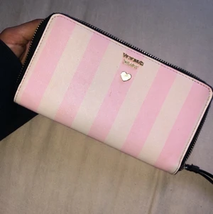 Rosa Victoria secret plånbok - Denna  är nästan aldrig använd. Ordpris är 380kr säljer den för 80