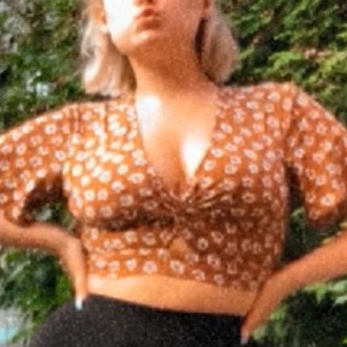 En brun lätt polyester topp med blommor - 91