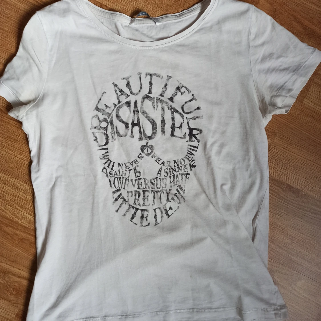 Vit T-shirt med dödskalletryck - 90