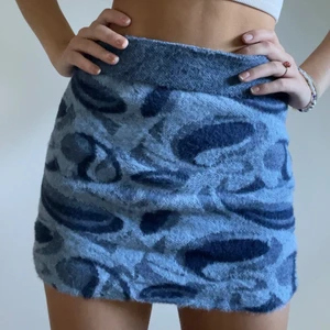 Stickat kjol - Säljer den här superfina kjolen från Zara. Den är stickad och passar perfekt såhär till hösten/ vintern. Den är helt oanvänd och prislappen är kvar. *frakt tillkommer* 