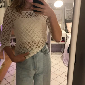 Tröja i spets - Vit spets tröja med ärmar som slutar under armbågarna. Härligt mönster på tröjan och man kan styla den snyggt med andra kläder. Inga fläckar och i bra skick.