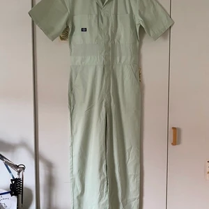 kortärmad mintgrön dickies overall - Säljer min mintgröna dickies overall jag köpte för ett år sedan, då den är för liten och inte använts (endast använd 2-3 gånger). Den är köpt från junkyard. Köparen står för frakten.