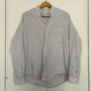 Randig skjorta - Vit randig skjorta med något litet broderat på fickan, hittad på secondhand. Står inte storlek men skulle gissa på L 💫