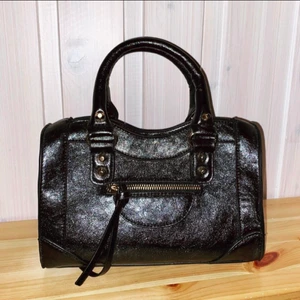 Svart miniväska  - En svart miniväska från Gina Tricot. Säljer den då jag aldrig har använt den. Det finns ett litet innerfack plus ett band som är avtagbart. Kan mötas i Stockholm eller skicka. Frakt: 66kr 🖤 