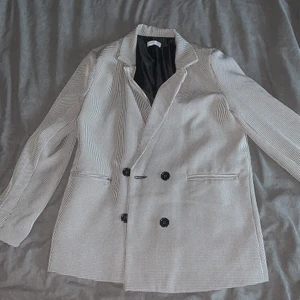 Rutig kavaj strl L - Rutig kavaj från ”Loavis” i strl. L (upplevs som M) använd cirka 2 gånger. 