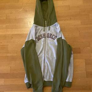Zip hoodie från märket DC SHOES .                                         Möts upp i Stockholm och kan posta med spårbar frakt i PostNord appen