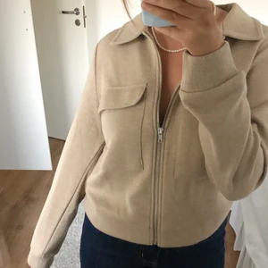 Stickad kofta - Snygg stickad kofta, knappt använd, budgivning i kommentarerna ❤️