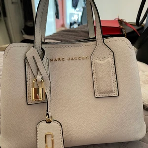 Marc jacobs väska - Säljer min knappt använda Marc jacobsäska som jag fick i födelsedagspresent men enbart använt två gånger. Super snygg och fräsch men kommer tyvärrr inte till användning. Nypris ca 5.500