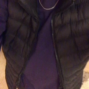 Svart väst - Säljer den här fina västen då jag inte använder den längre :/ Den är perfekt nu till hösten och är i perfekt skick! Köptes secondhand. Strl M! dma för fler bilder!<3