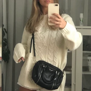 Zadig & Voltaire sunny bag - Säljer min supersnygga Zadig sunny väska. Den är fortfarande i super bra skick utan defekter och utan märkbar rost på silver detaljerna. Den rymmer mer än vad man tror och passar till nästan allt. Skickar med spårbar frakt på 66kr.